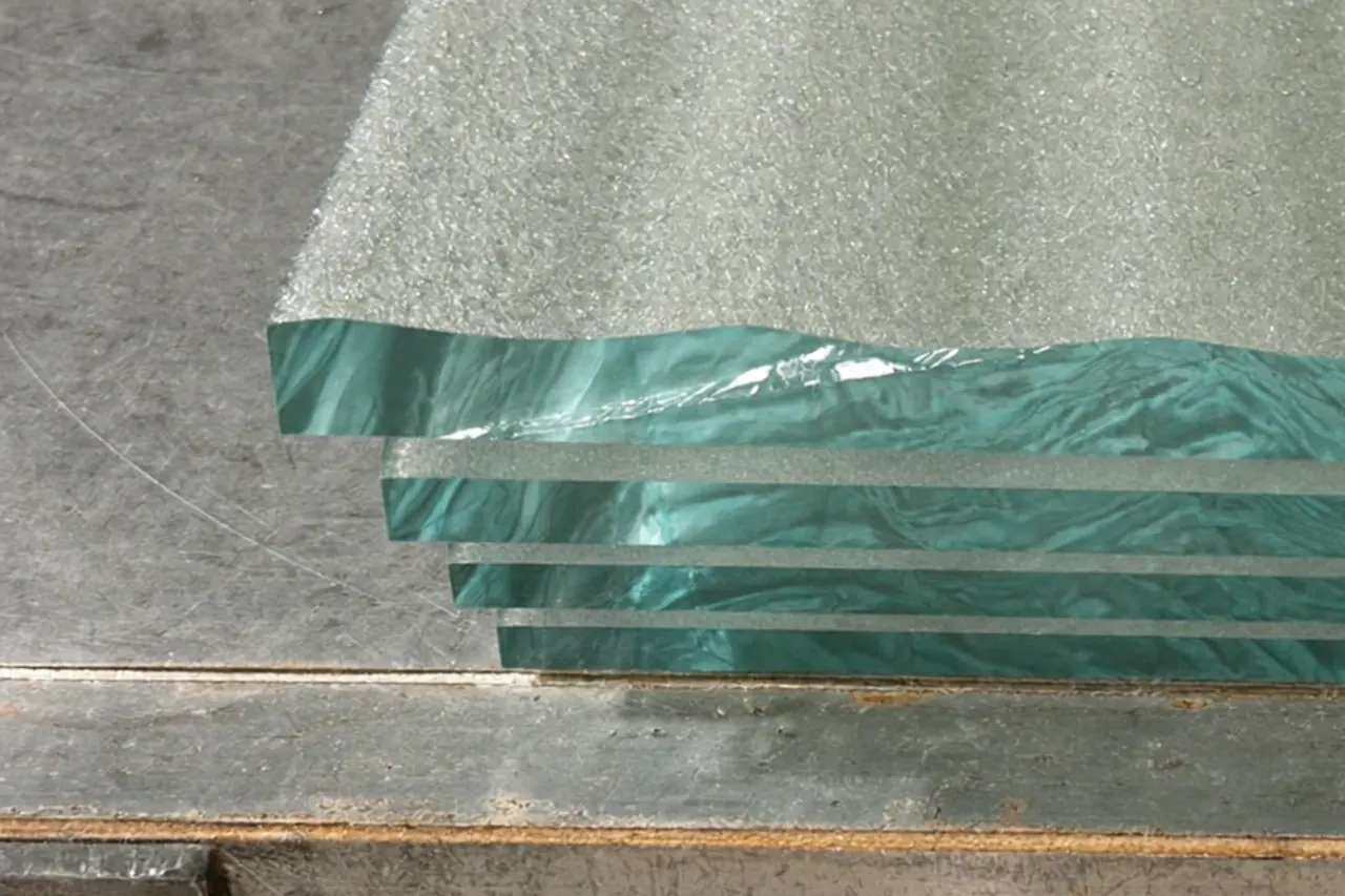 Edge of a laminated glass pane showing the plastic interlayer